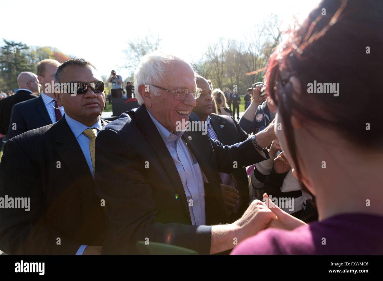 Nueva York, Estados Unidos. 17 abr, 2016. Bernie Sanders agitando las manos de simpatizantes de su campaña en Prospect Park, Brooklyn. Crédito: Alvin Thompson/Alamy Live News Foto de stock