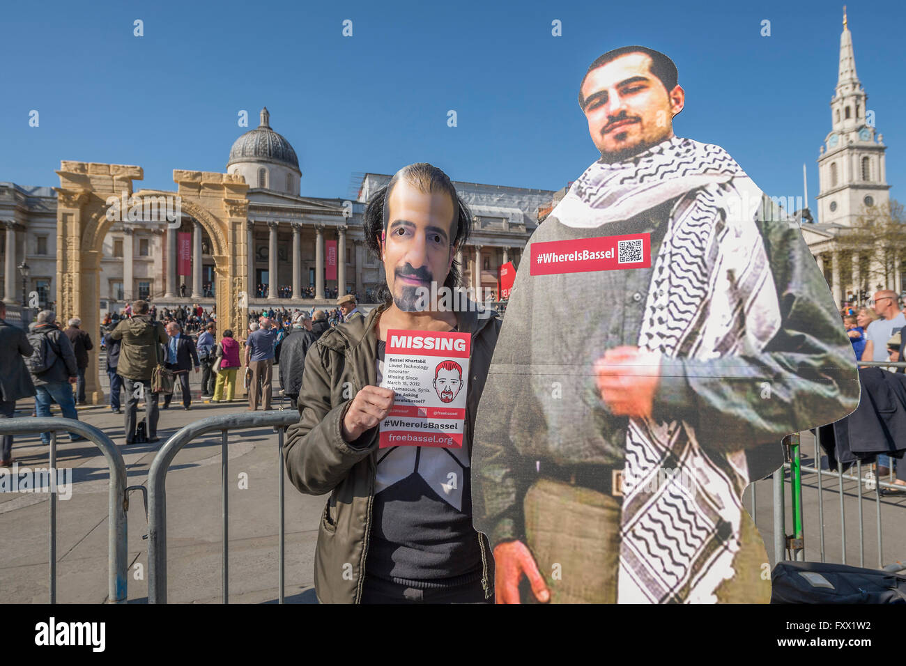Londres, Reino Unido. 19 de abril de 2016. Partidario de la libre Bassel campaña - Bassel fue uno de los primeros fotógrafos para el proyecto de preservación y ha desaparecido desde el 15 de marzo de 20112 (véase @freebassel o freebasselorg) . Arco de Triunfo - una réplica de un monumento de Siria, dos milenios viejo y destruido por el llamado Estado Islámico en Siria, ha sido erigido en la londinense Trafalgar Square. El modelo a escala del Arco de Triunfo ha sido hecha de mármol de Egipto por el Instituto de Arqueología Digital (IDA) utilizando la tecnología 3D a partir de fotografías del arco original. Crédito: Guy Bell/Alamy Liv Foto de stock