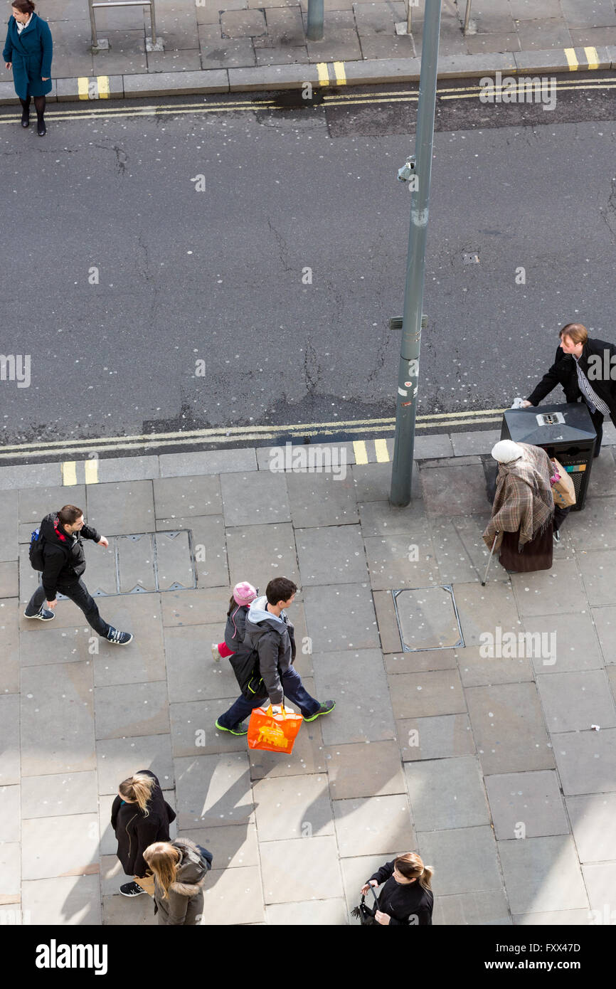 Los peatones caminar a lo largo de King Street, Hammersmith, Londres. 18/02/2016. Foto de stock