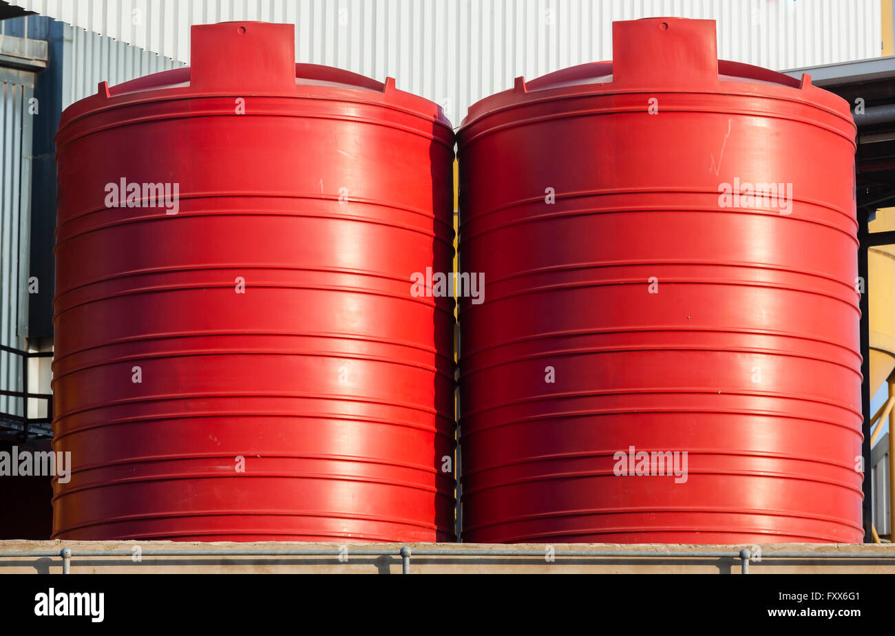 Tanques de agua industriales grandes contenedores de plástico de color rojo  en el exterior Fotografía de stock - Alamy