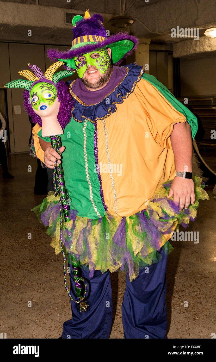 Uno de los juerguistas krewe preparándose para un desfile de krewes en