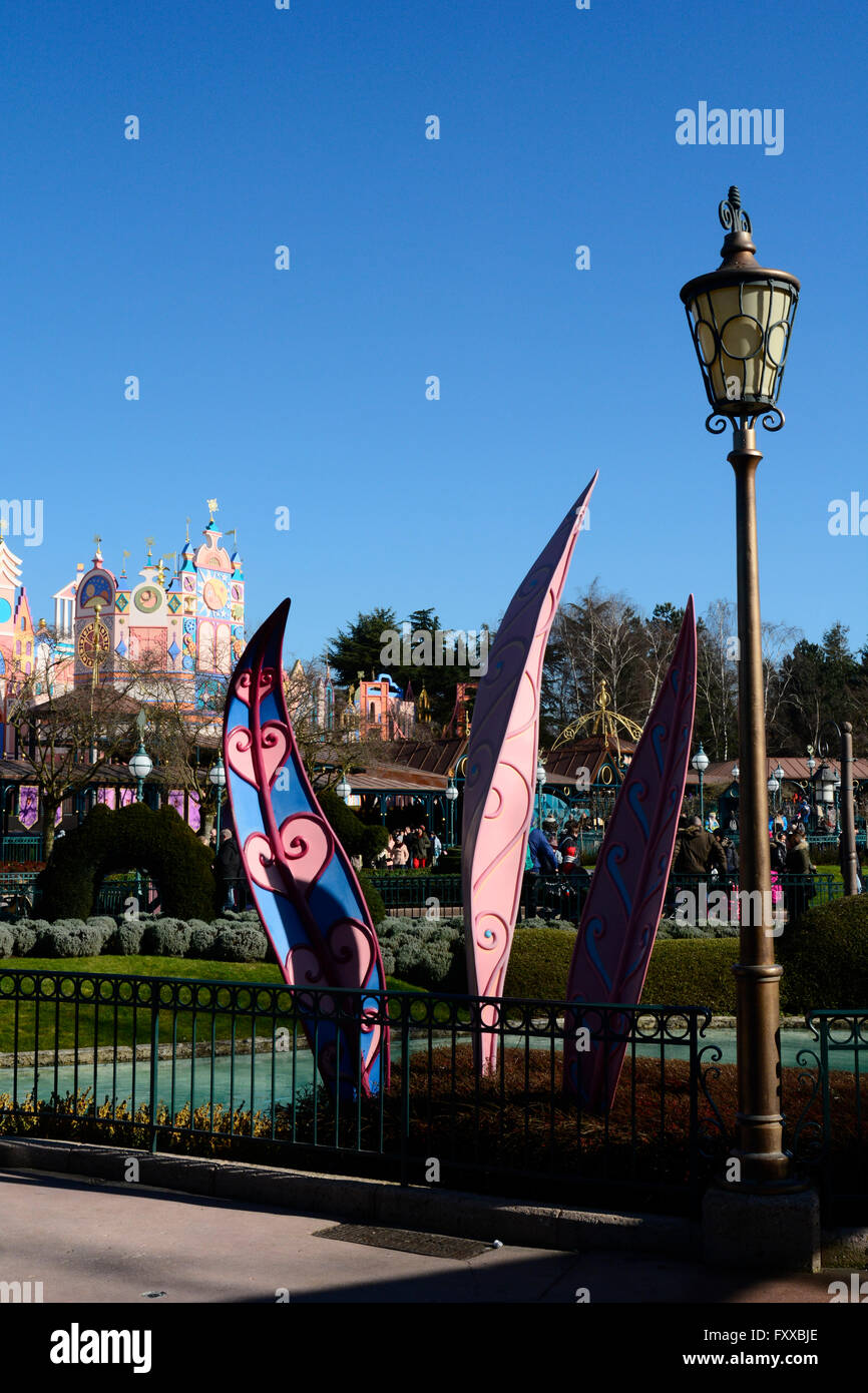 Parque Disneyland París lampost y arte de hierro Foto de stock