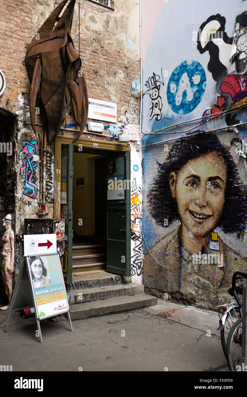Berlín, 15 de abril: la entrada a la casa de Anne Frank Anne Frank Zentrum (centro) en la Haus Schwarzenberg en Berlín el 15 de abril de 2016. Foto de stock