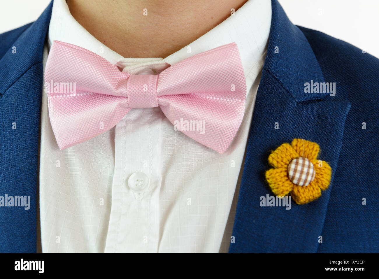 Hombre de traje azul y rosa con pajarita, Broche de flor y rosa azul strip  pocket square, cerrar Fotografía de stock - Alamy