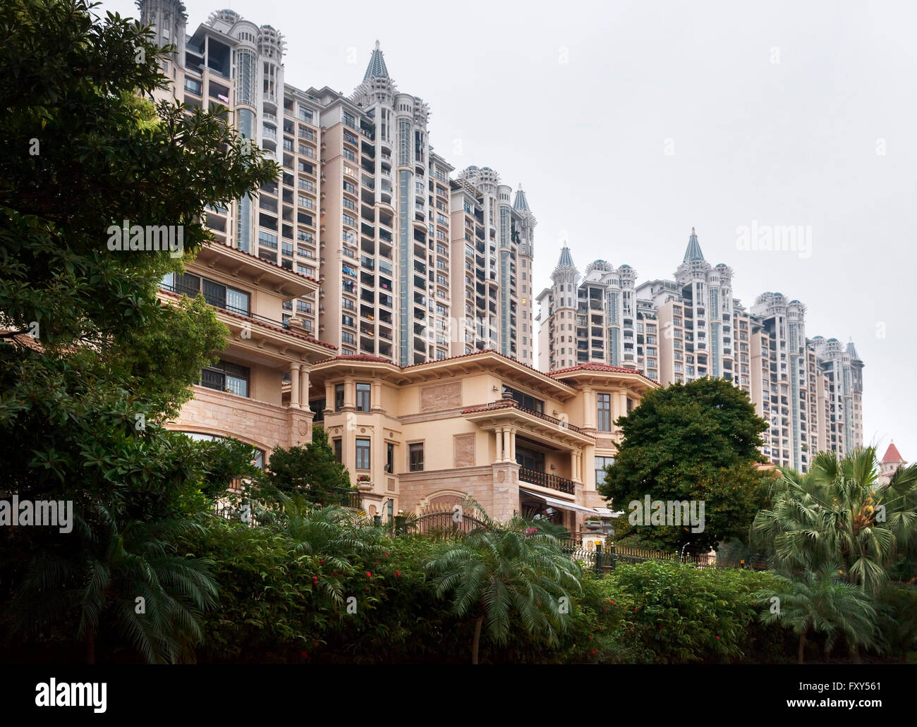 Apartamentos y casas en una zona residencial de lujo en Hu Jing Lu, Chancheng Qu, Huanhu jardín, la ciudad de Foshan, Guangdong, China. 2016 Foto de stock