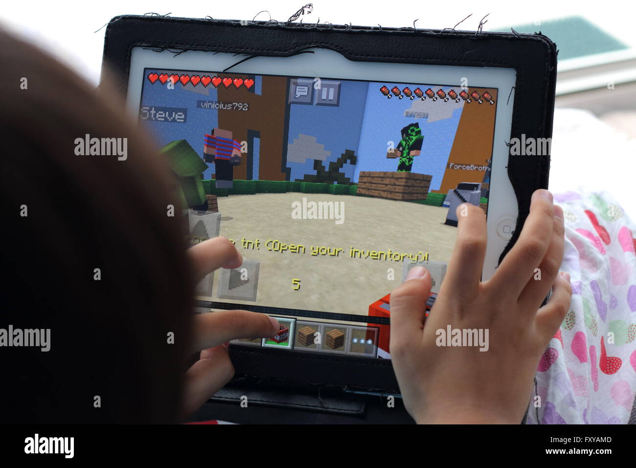 Niño jugando Minecraft juegos en el iPad Foto de stock