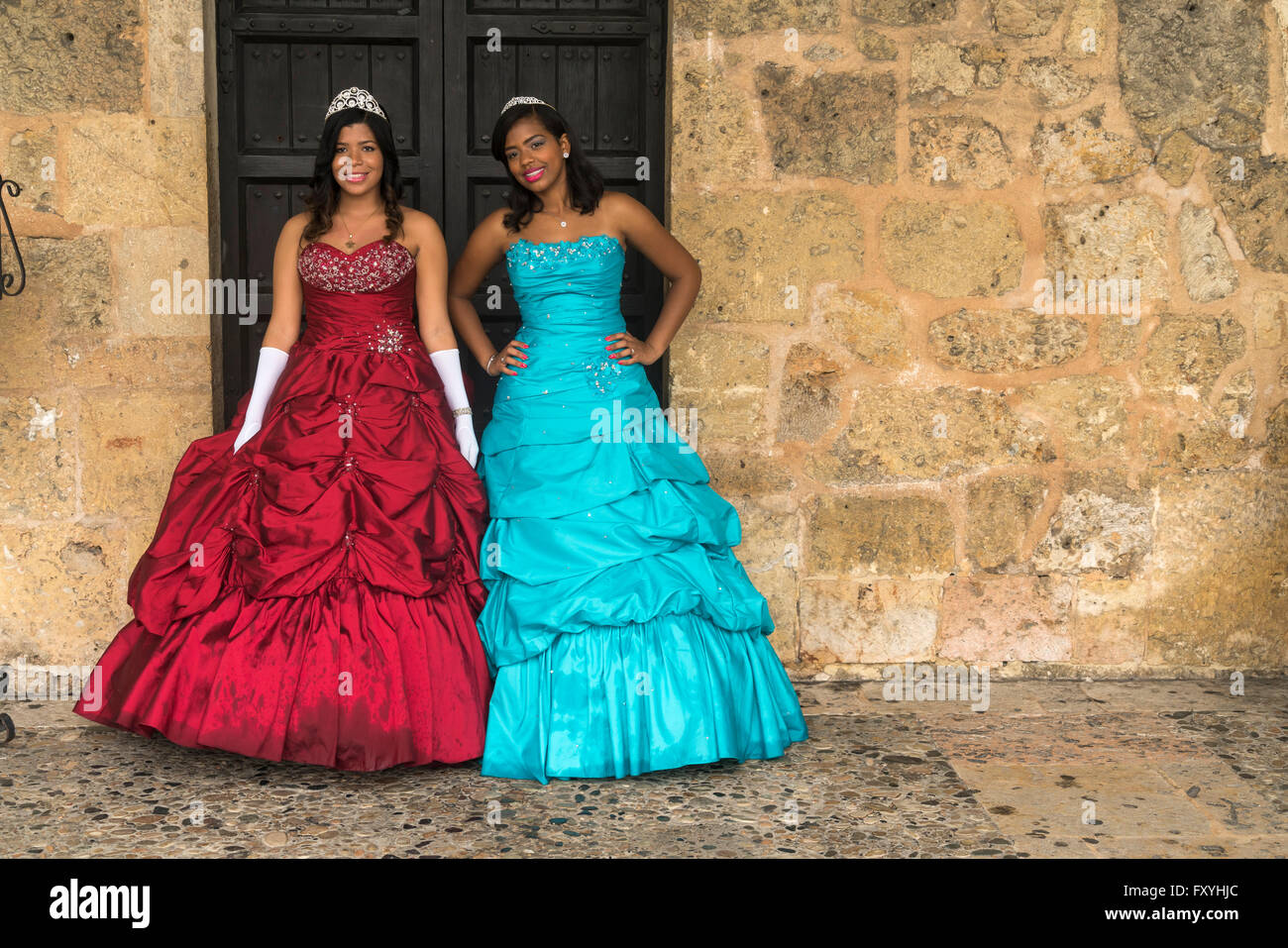 Las mujeres jóvenes vestidos de fiesta celebrar cumpleaños, la quinceañera o de la capital, Santo Domingo, República Fotografía de stock - Alamy