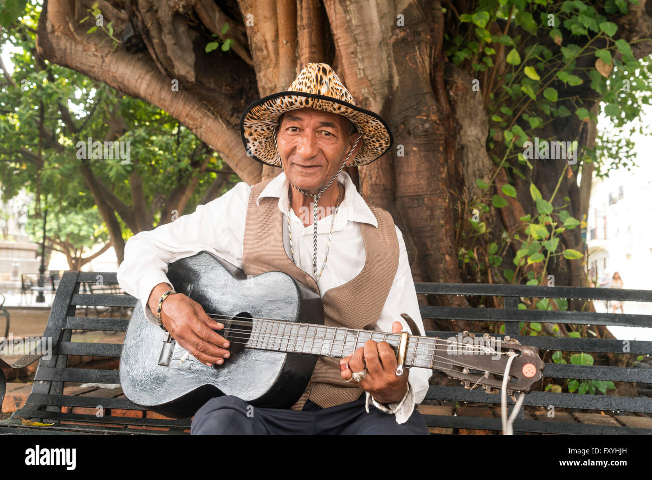 Músico de la calle con guitarra, Santo Domingo, República Dominicana Foto de stock