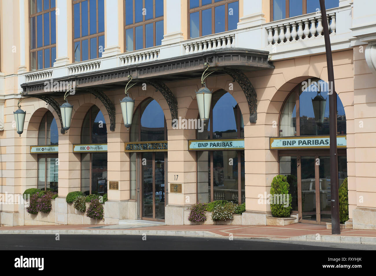 Fachada de la banca privada de HSBC y BNP Paribas en el Boulevard d&#39;Ostende, Mónaco, Mónaco Foto de stock