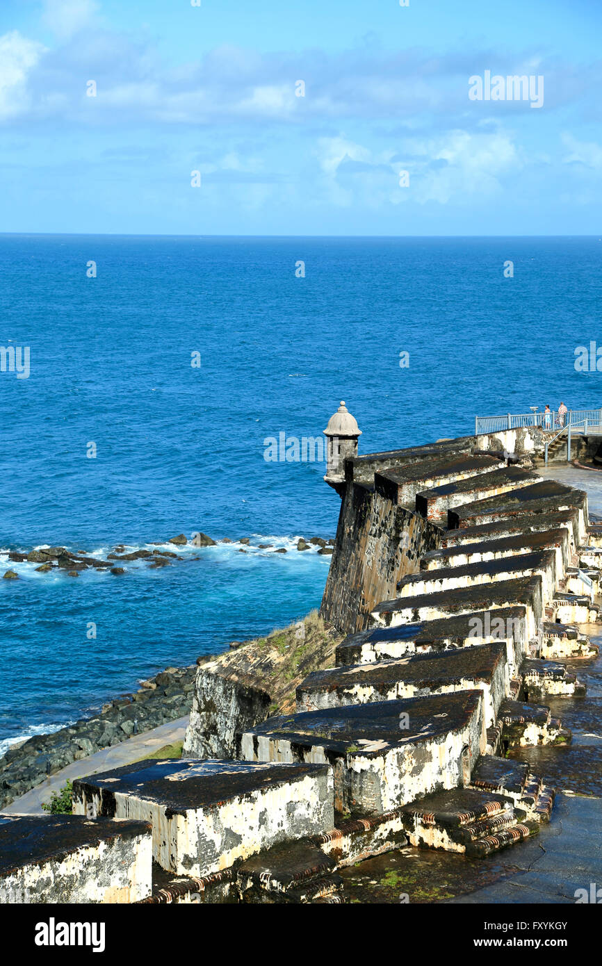 Garita (garita) y la batería de Santa Bárbara, el Castillo de San Felipe del Morro, sitio histórico nacional de San Juan, Puerto Rico Foto de stock