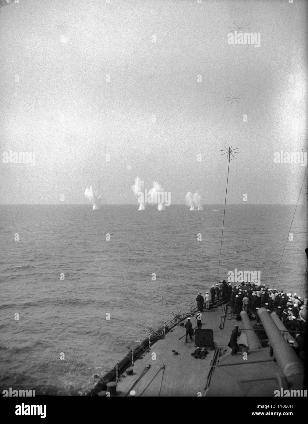 AJAXNETPHOTO.- Octubre de 1914.En el mar, N.Ireland. - Práctica de tiro - observadores y la tripulación del HMS MARLBOROUGH VER PRÁCTICAS DE TIRO DE LA COSTA DEL NORTE IRLEAND. Foto:AJAX BIBLIOTECA DE IMÁGENES VINTAGE REF:AVL NA Marlborough 10 1914 Foto de stock