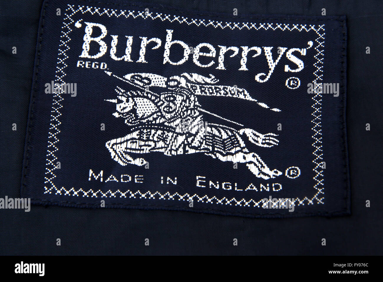 Burberry etiqueta cheap negra