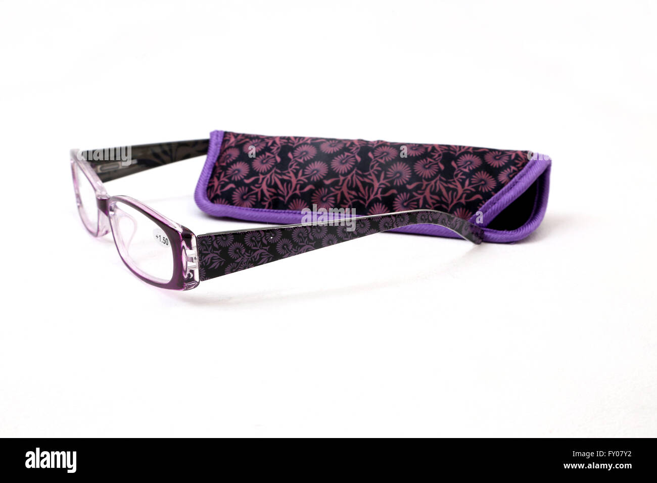 Púrpura gafas de lectura y casos con dibujos florales en los brazos y en el caso de Foto de stock