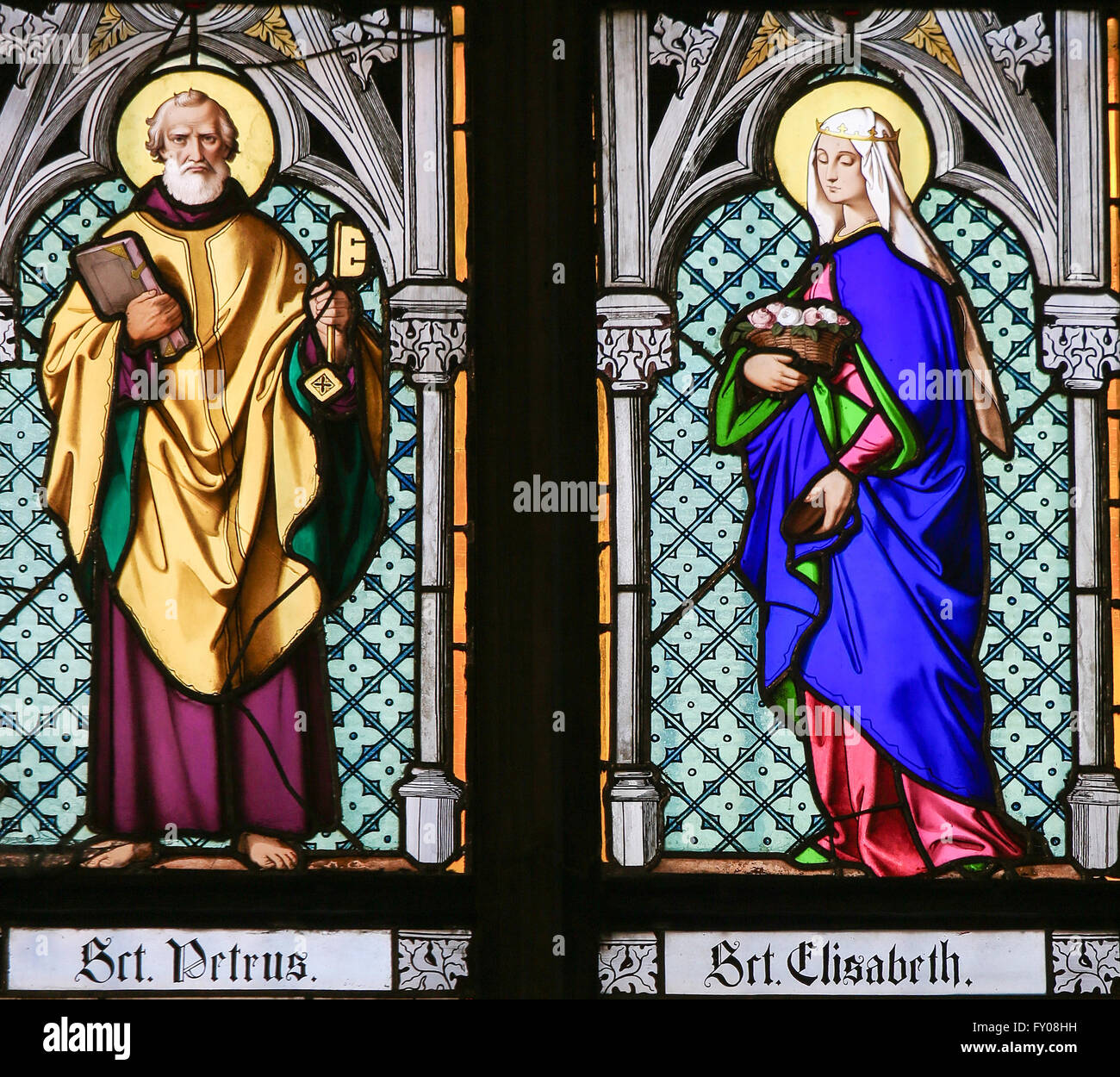 Vidriera de la Catedral de San Vito, Praga, representando a San Pedro y Santa Isabel Foto de stock