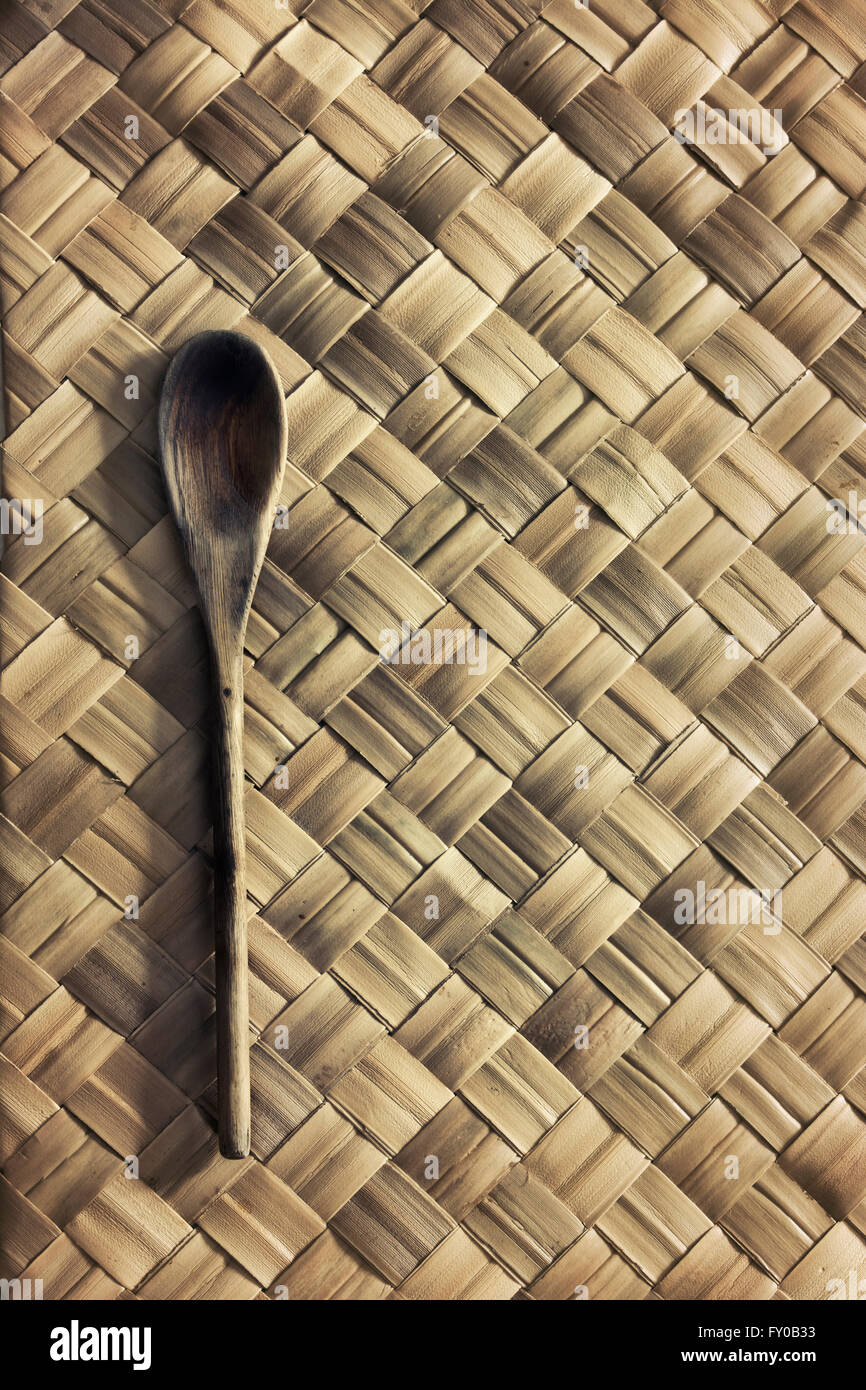 Menaje de madera sobre fondo azul, la textura de los menús y las  necesidades cocción Fotografía de stock - Alamy