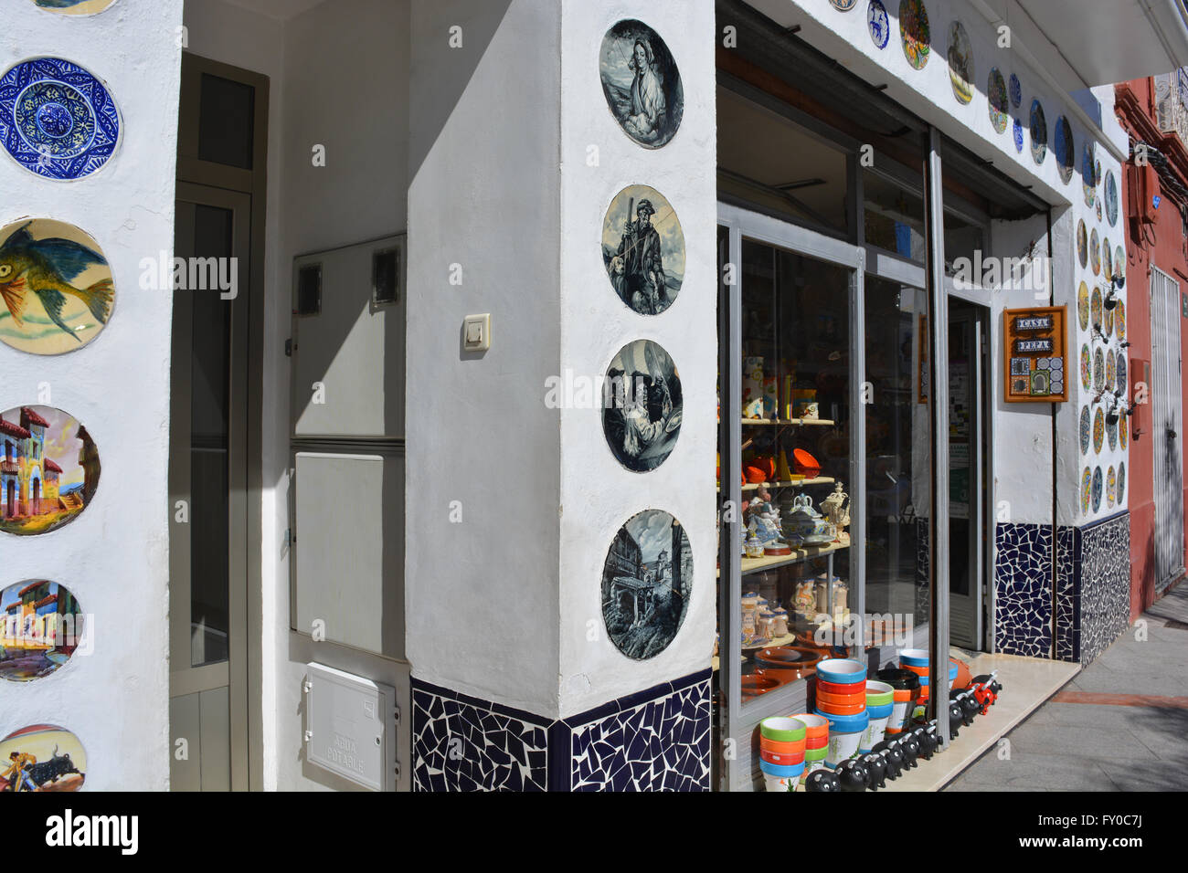 Placas de cerámica española para la venta en la pantalla fuera de una  tienda, Gata de Gorgos, Alicante, Valencia, España Fotografía de stock -  Alamy