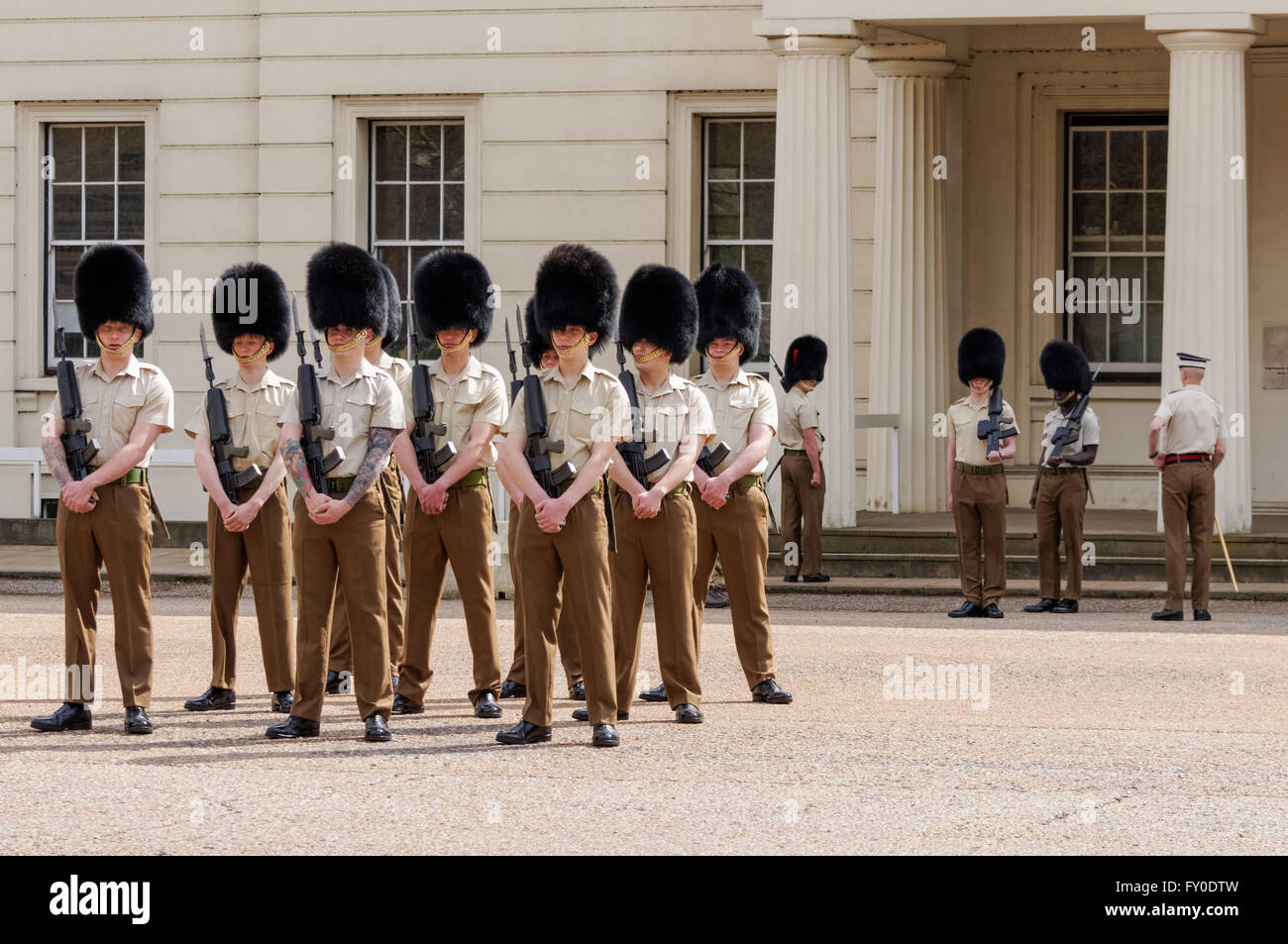 Los guardias ensayar delante de los guardias del museo en forma de jaula, caminar, Londres England Reino Unido Foto de stock