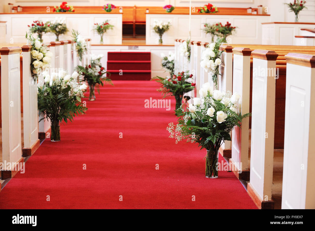 Alfombra roja en la iglesia para la ceremonia de boda Fotografía de stock -  Alamy