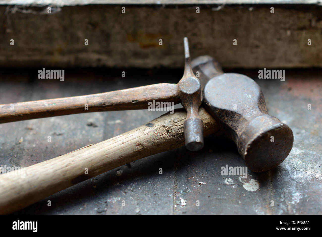 Montón de vintage martillos en el hangar Foto de stock