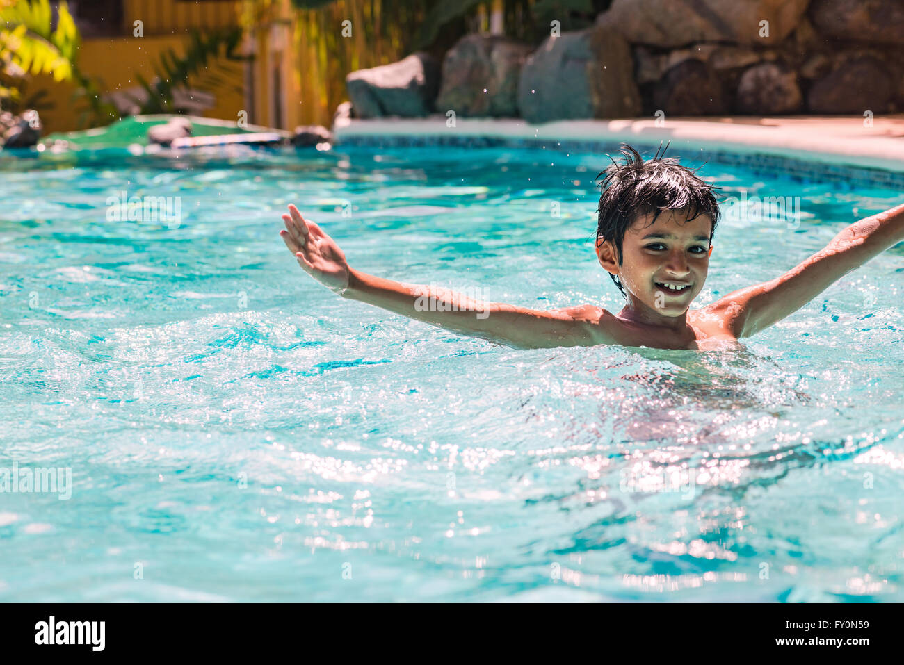 Chapoteando en la piscina fotografías e imágenes de alta resolución - Alamy