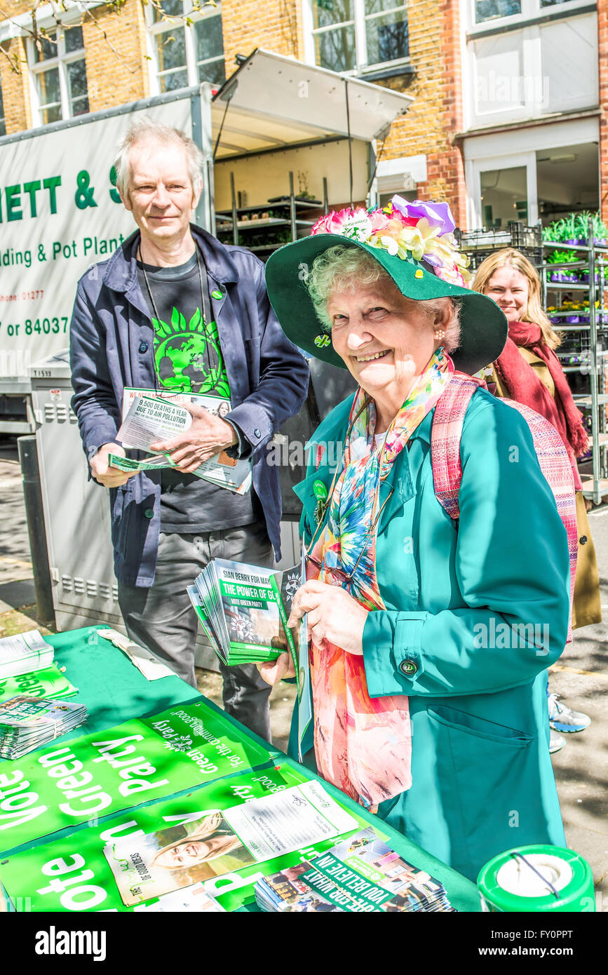 Londres, Reino Unido - 17 de abril de 2016: Columbia Road Flower Market. Voto Partido Verde activistas repartiendo folletos Foto de stock