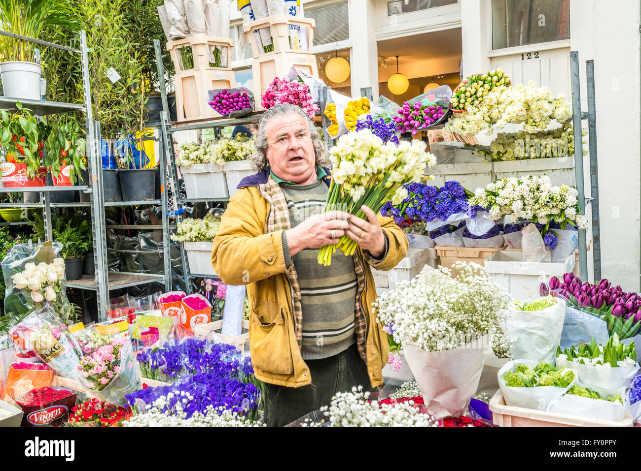 Londres, Reino Unido - 17 de abril de 2016: Columbia Road Flower mercado dominical. Los vendedores ambulantes están vendiendo su stock Foto de stock