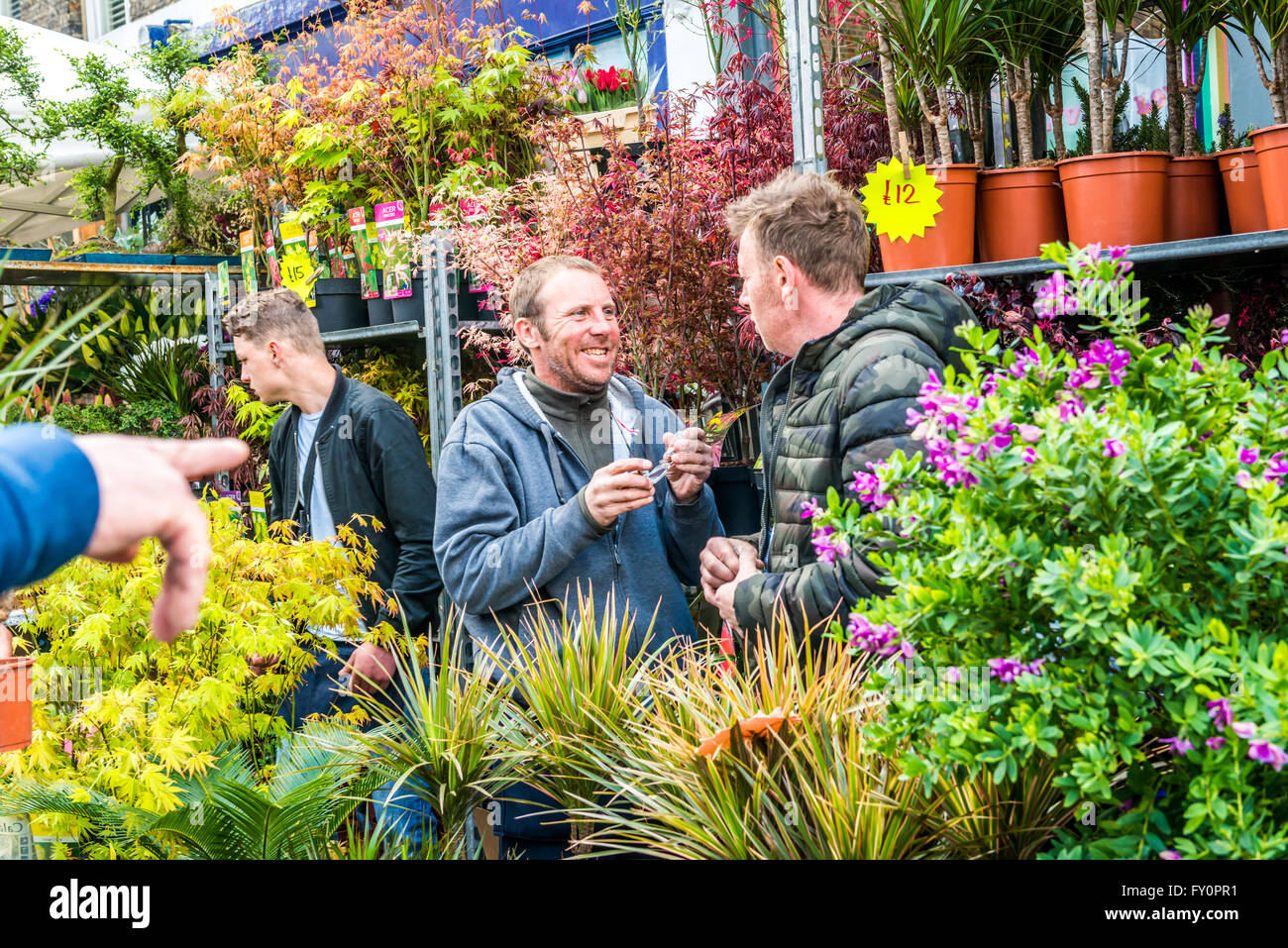 Londres, Reino Unido - 17 de abril de 2016: Columbia Road Flower mercado dominical. Los vendedores ambulantes están vendiendo su stock Foto de stock