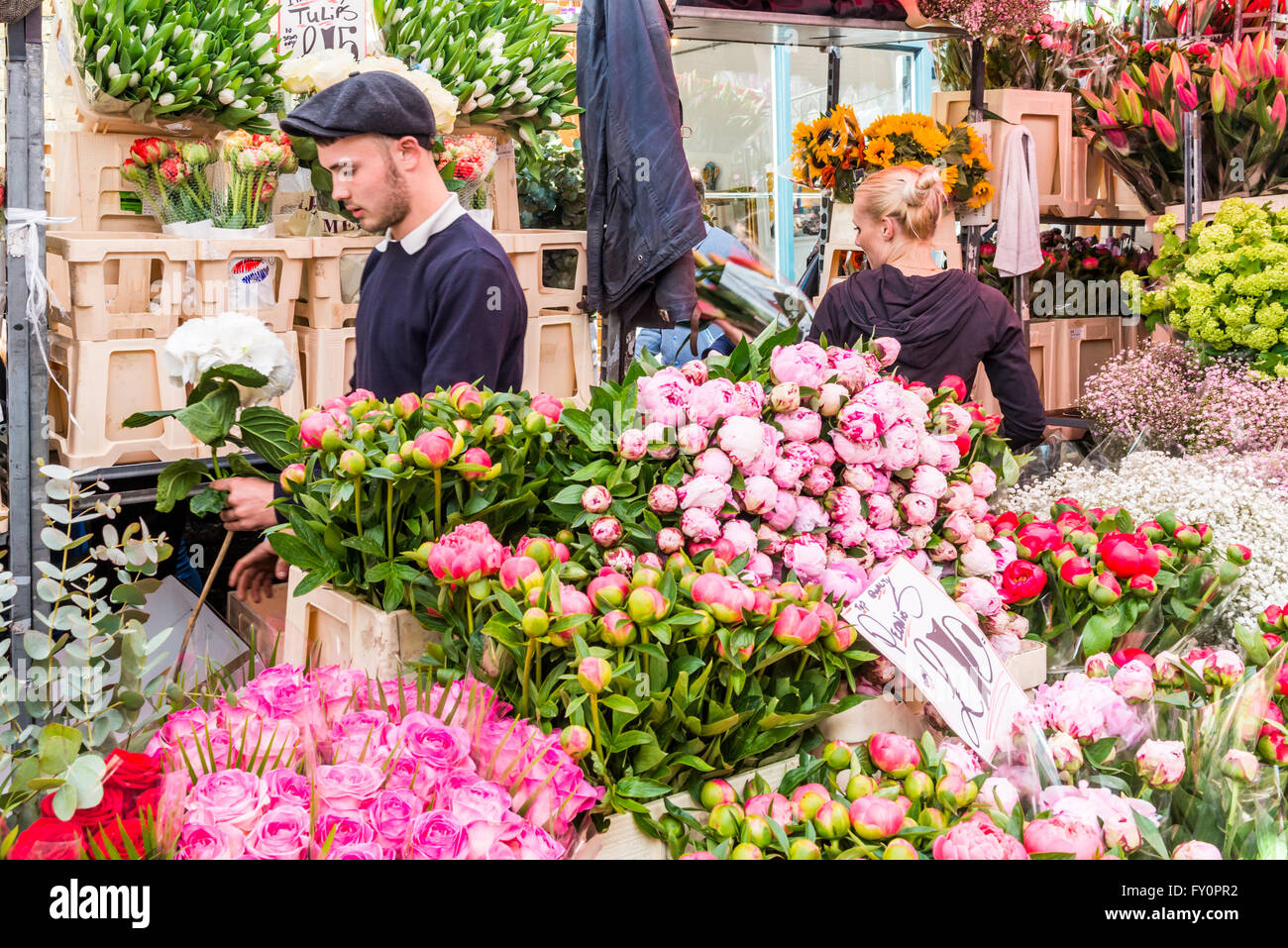 Londres, Reino Unido - 17 de abril de 2016: Columbia Road Flower mercado dominical. Los vendedores ambulantes están vendiendo su stock Foto de stock