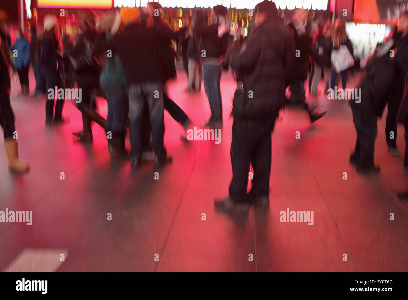 La gente borrosa en la plaza Times Square de Nueva York fotografía de larga exposición Foto de stock