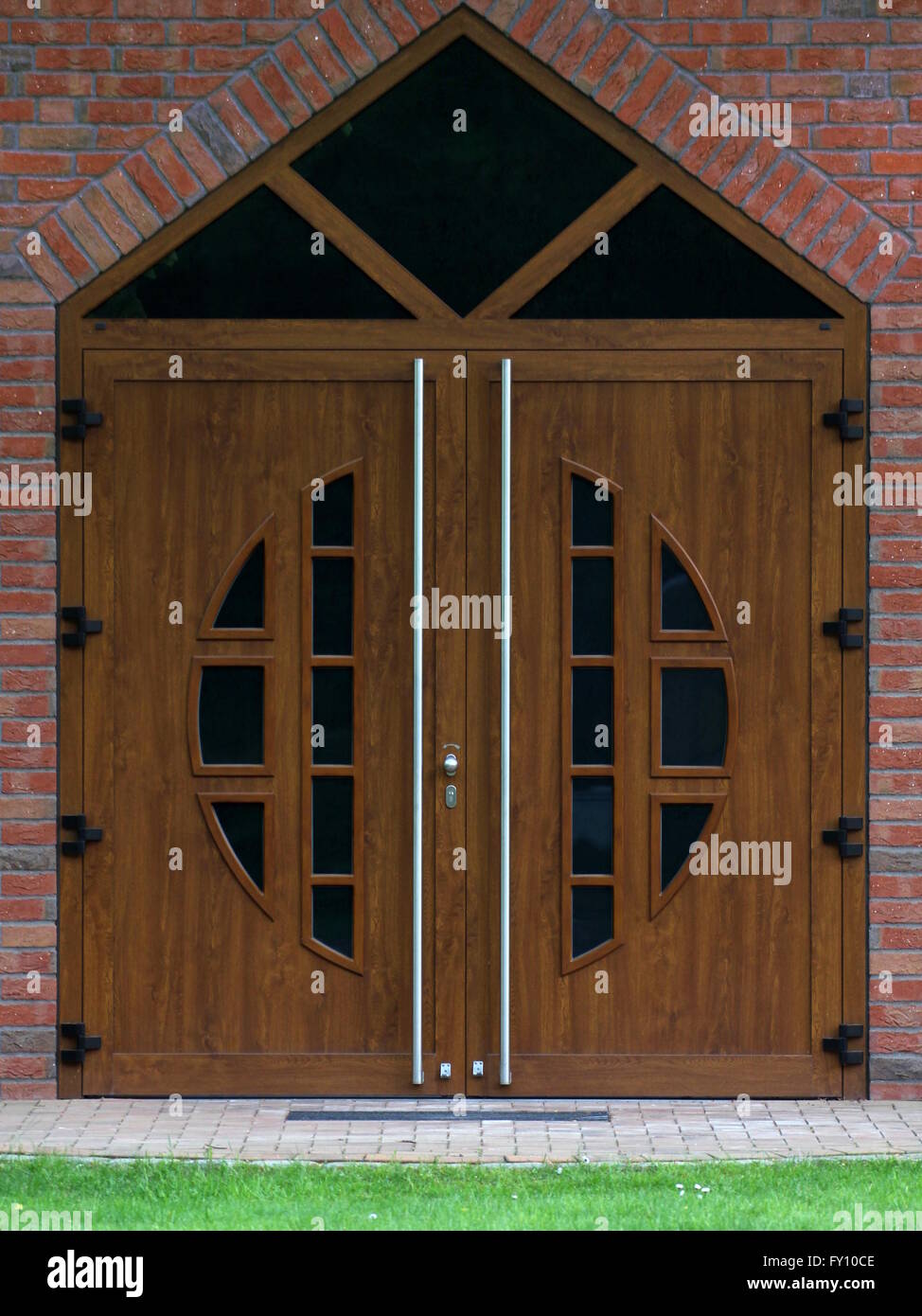 Puerta de madera de un moderno edificio de la iglesia. Foto de stock