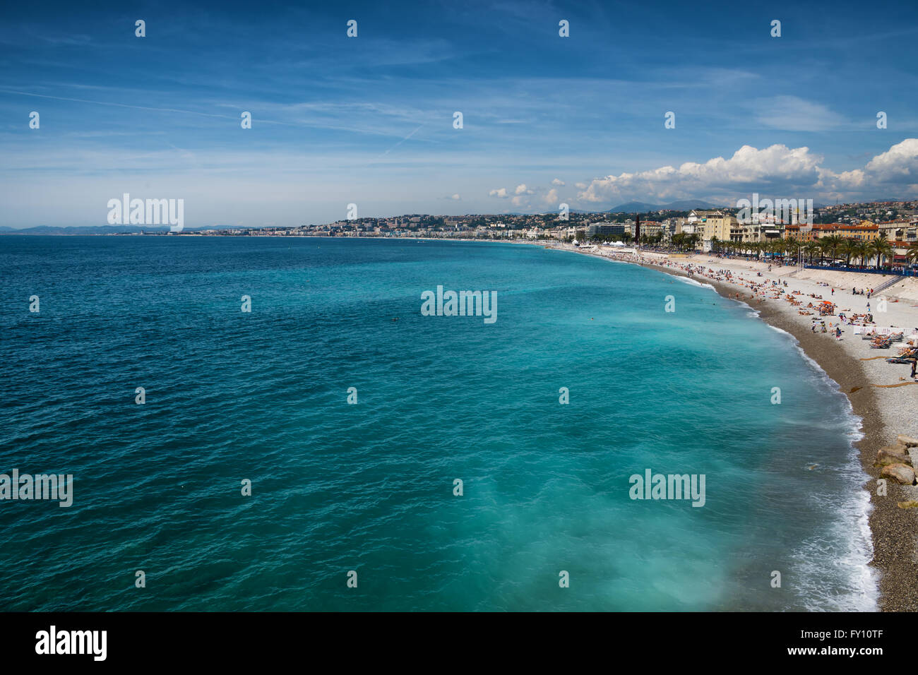 La Costa Azul y el mar en la playa de Niza, Francia Foto de stock