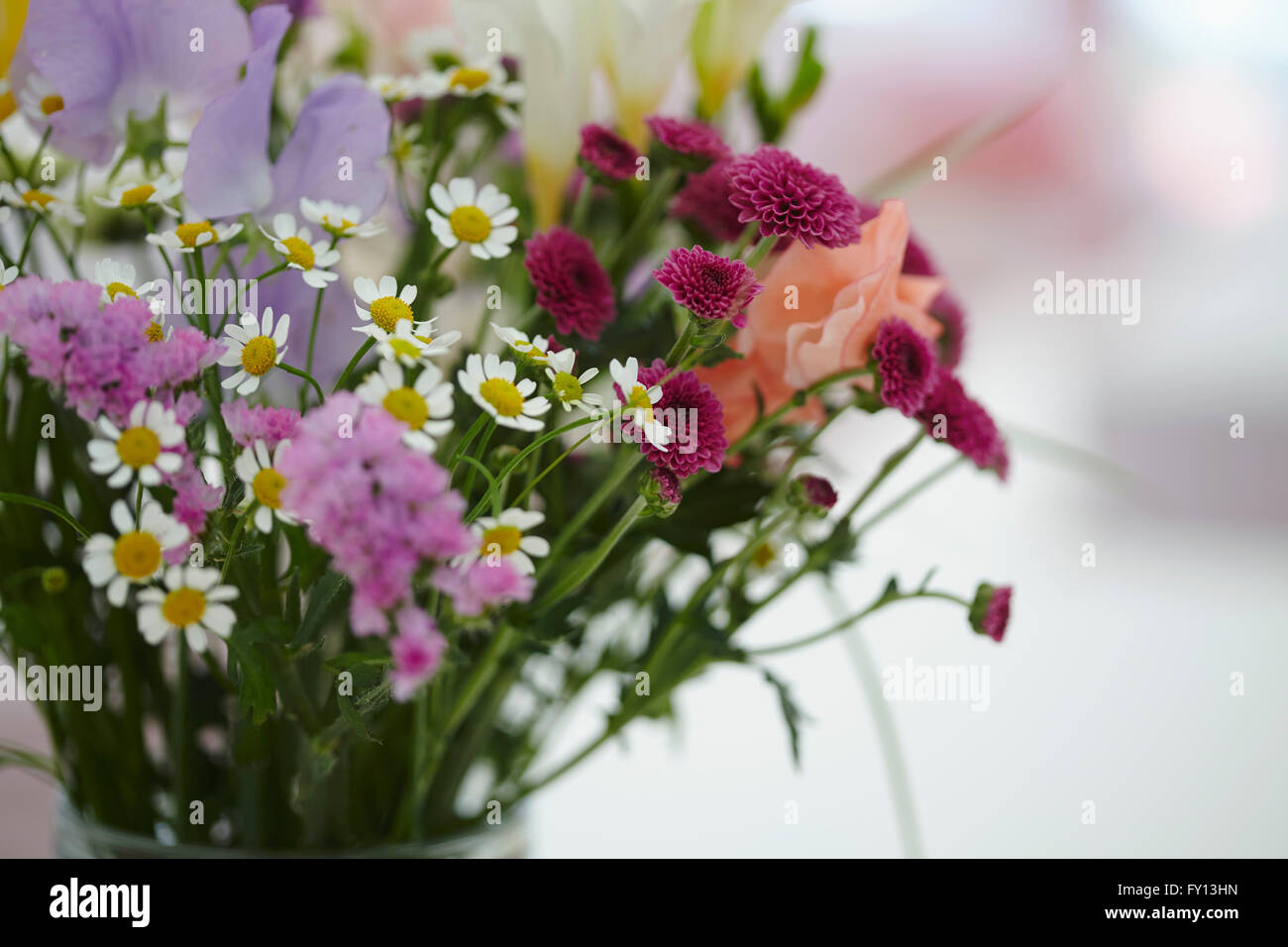 Close-up de flores en un jarrón sobre la mesa Foto de stock