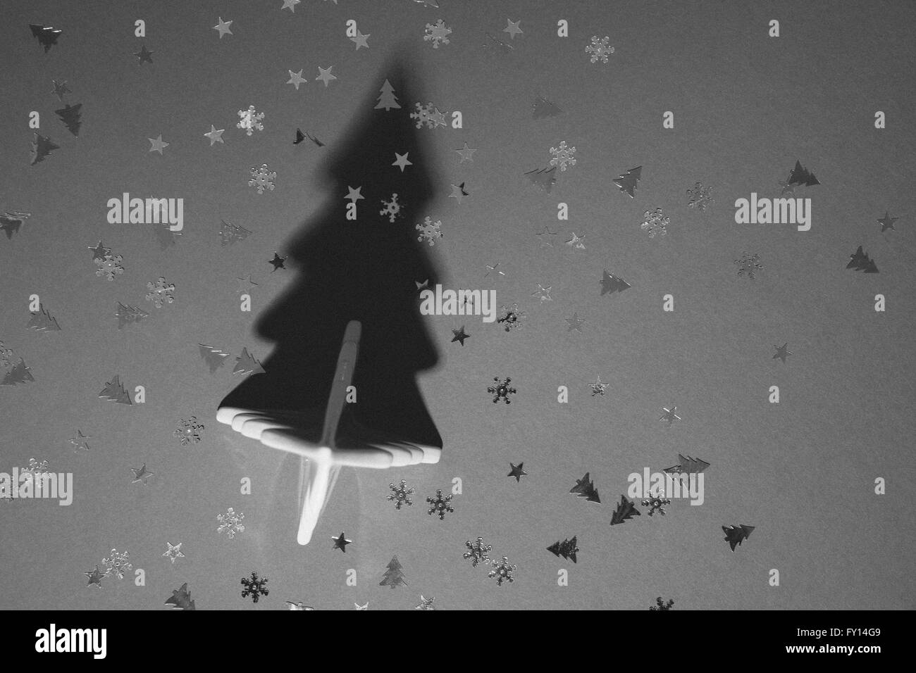 Captura directamente encima del árbol de Navidad y lentejuelas en la tabla Foto de stock