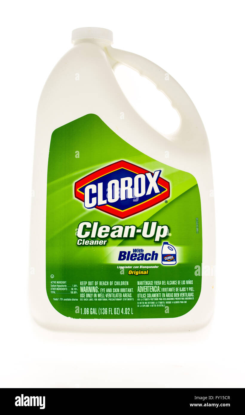 Winneconne, WI - 20 de abril de 2015: llenar una botella de limpiador de limpieza Clorox Foto de stock