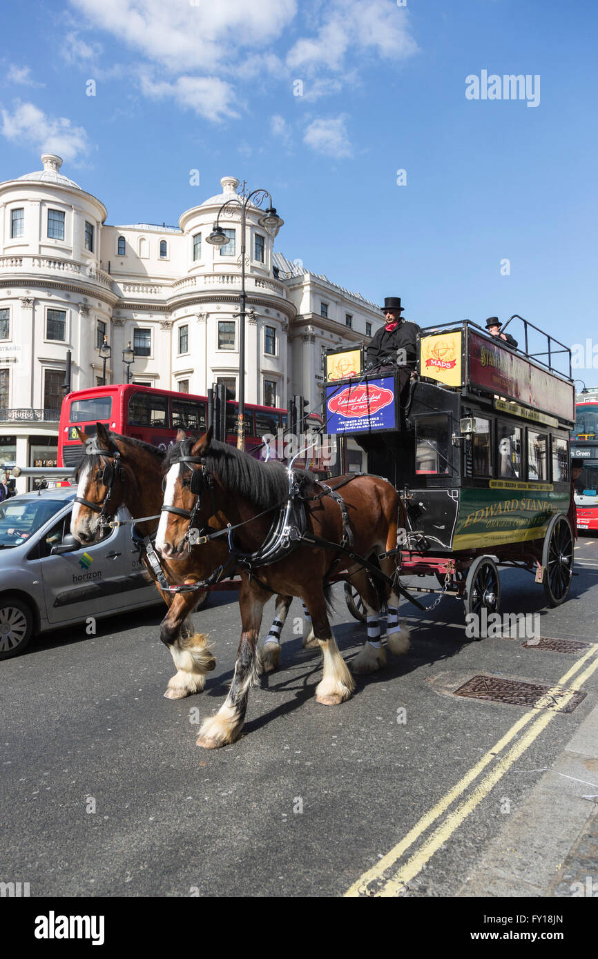 Londres, Reino Unido. 19 de abril de 2016. Un vintage tranvía tirado por caballos o omnibus en el Strand. Crédito: fotografías vibrantes/Alamy Live News Foto de stock