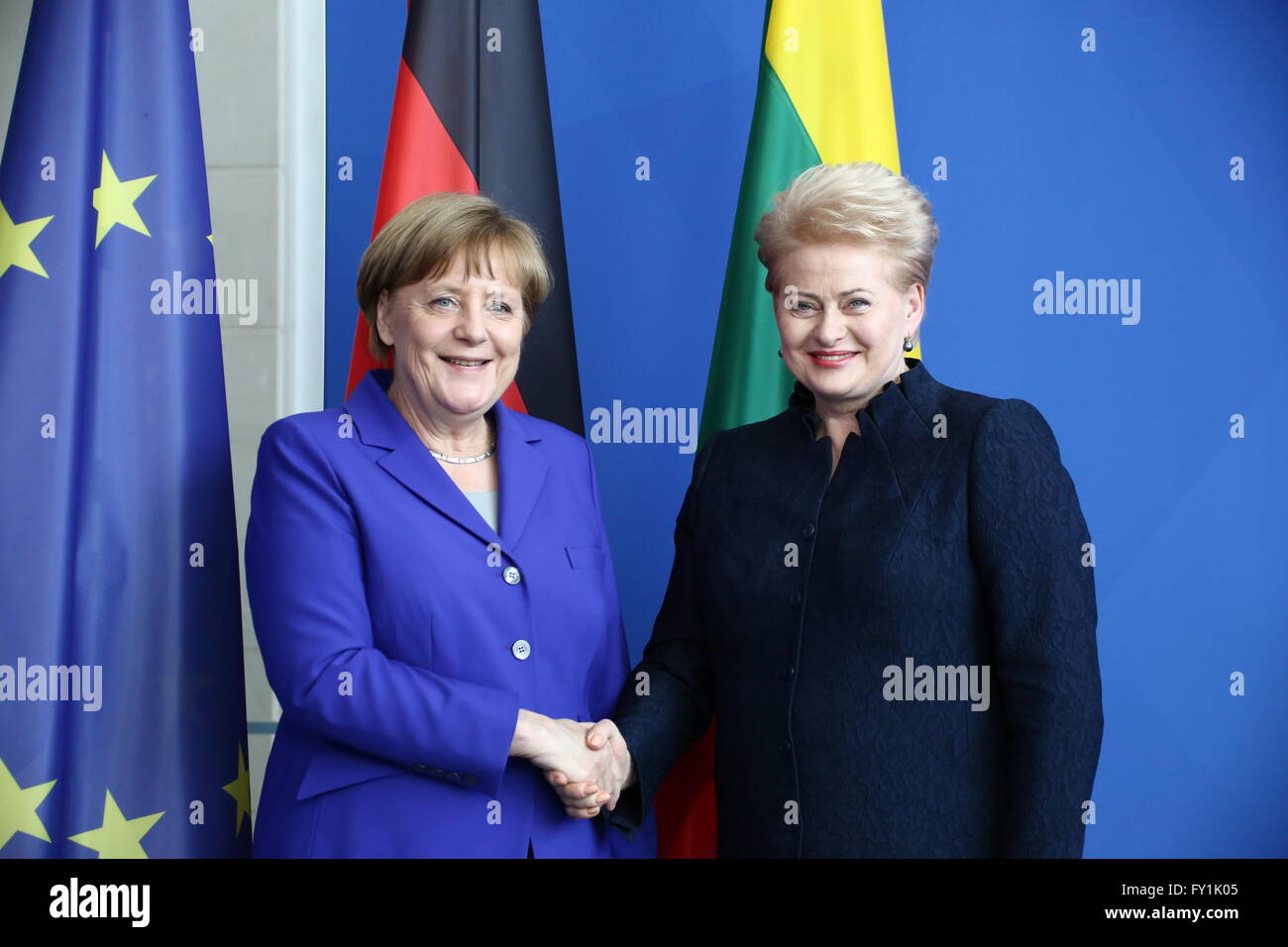 Berlín, Alemania. 20 abr, 2016. El Presidente de Lituania Dalia Grybauskait? Cumple con la Canciller Angela Merkel para la visita oficial de estado. © Jakob Ratz/Pacific Press/Alamy Live News Foto de stock