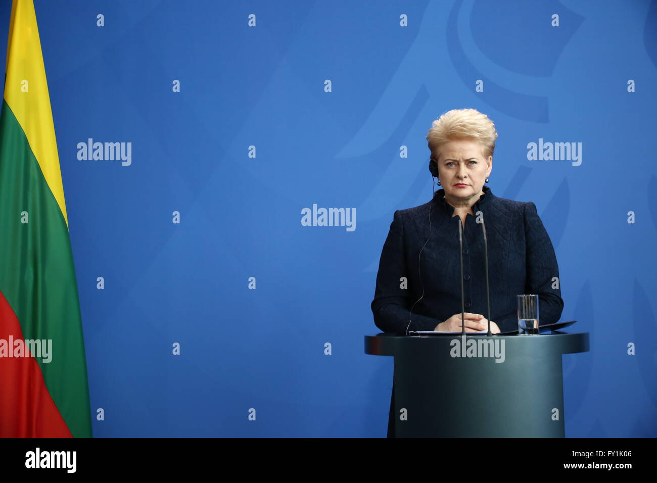 Berlín, Alemania. 20 abr, 2016. El Presidente de Lituania Dalia Grybauskait? Cumple con la Canciller Angela Merkel para la visita oficial de estado. © Jakob Ratz/Pacific Press/Alamy Live News Foto de stock