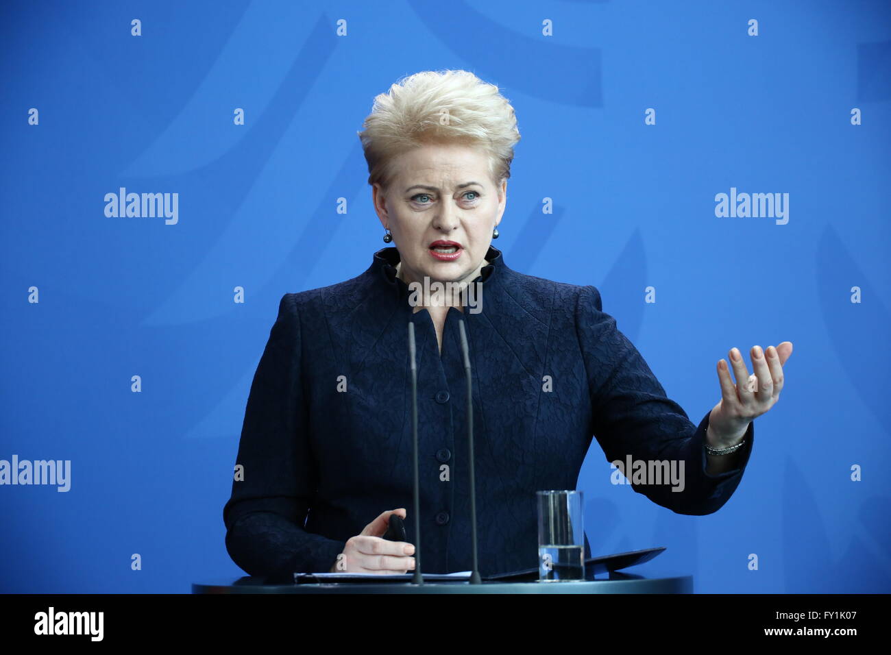 Berlín, Alemania. 20 abr, 2016. El Presidente de Lituania Dalia Grybauskait? Cumple con la Canciller Angela Merkel para la visita oficial de estado. © Jakob Ratz/Pacific Press/Alamy Live News Foto de stock