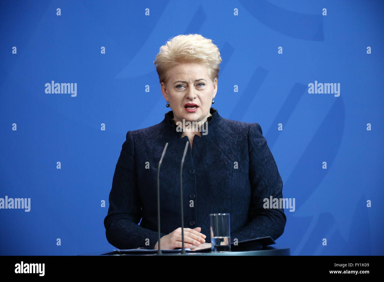 Berlín, Alemania. 20 abr, 2016. El Presidente de Lituania Dalia Grybauskait? Cumple con la Canciller Angela Merkel para visi oficial del estado © Jakob Ratz/Pacific Press/Alamy Live News Foto de stock