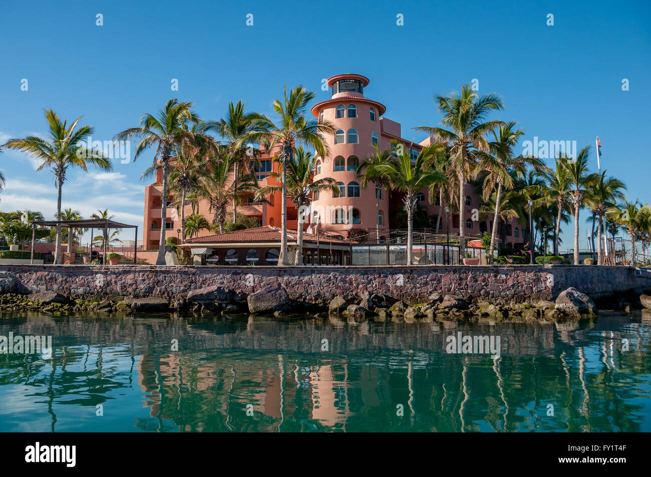 Palmeras y café en Puerto Cortés en La Paz, Baja California Sur, México,  visto desde el agua turquesa de la Paz Harbour cerca del malecón Fotografía  de stock - Alamy