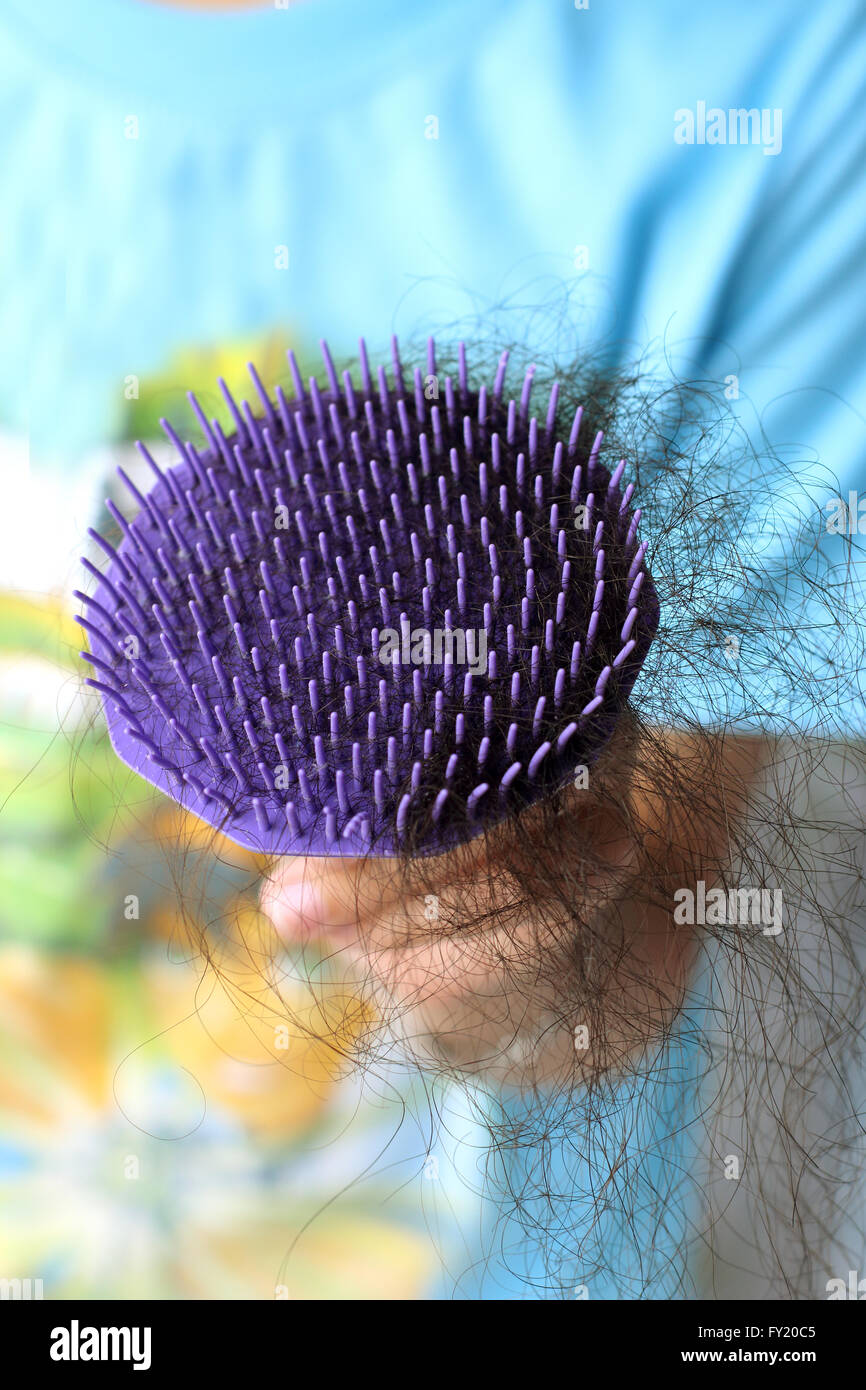Problema de pérdida de cabello, el cabello en el peine - cerrar Foto de stock