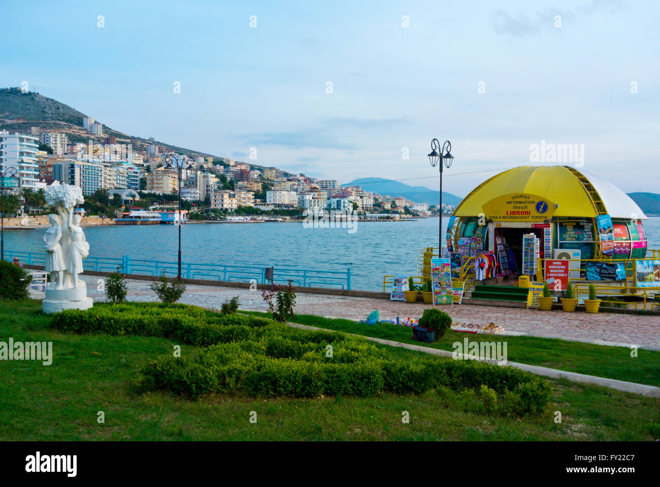 Oficina de información turística, Sheshi Limanit, Esplanade, paseo marítimo, centro de Saranda, Albania Foto de stock
