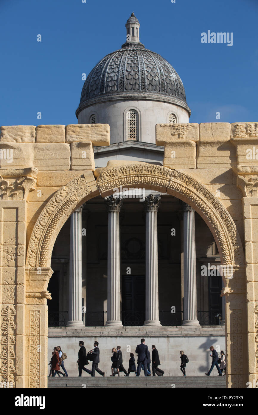 Arco de Triunfo del Palmyra recrea en Trafalgar Square, Londres, Inglaterra, Reino Unido. Foto de stock