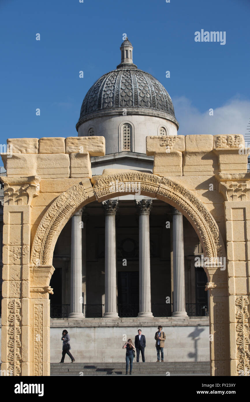 Arco de Triunfo del Palmyra recrea en Trafalgar Square, Londres, Inglaterra, Reino Unido. Foto de stock