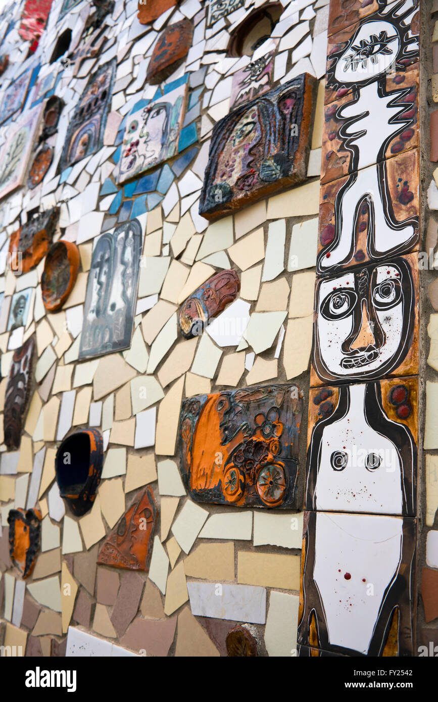 Visión vertical de un colorido mosaico cerámico en Fusterlandia en La Habana, Cuba. Foto de stock