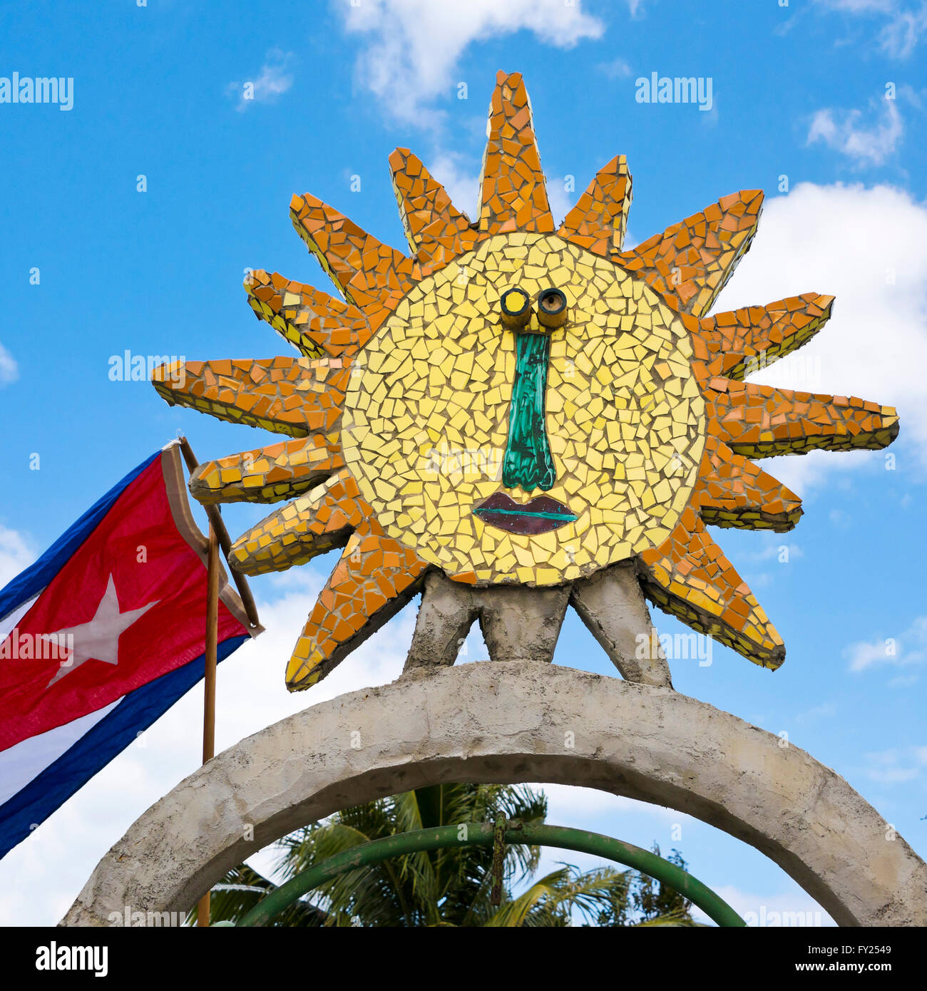 Con vista a la plaza de un colorido mosaico de sun Fusterlandia en La Habana, Cuba. Foto de stock