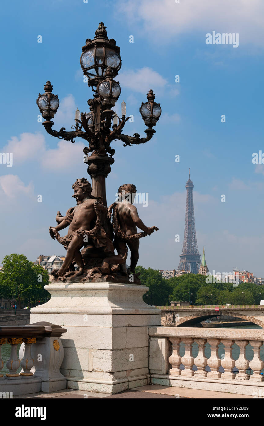 Farol de la calle sobre el puente Alexandre III con la Torre Eiffel en París, Francia. Foto de stock