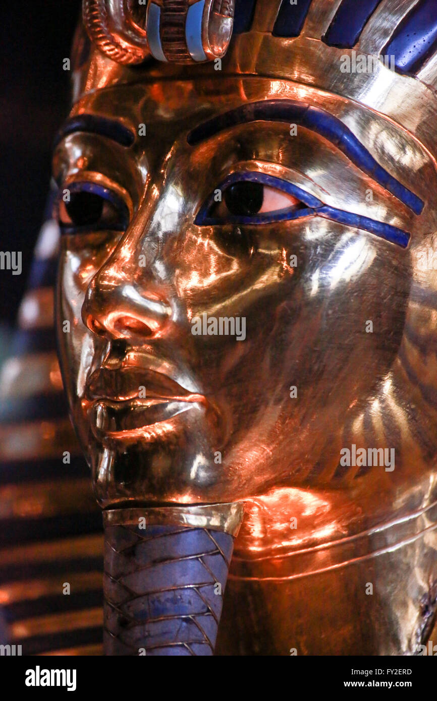 Máscara mortuoria de Tutankamón después de reparar la cadena, el museo