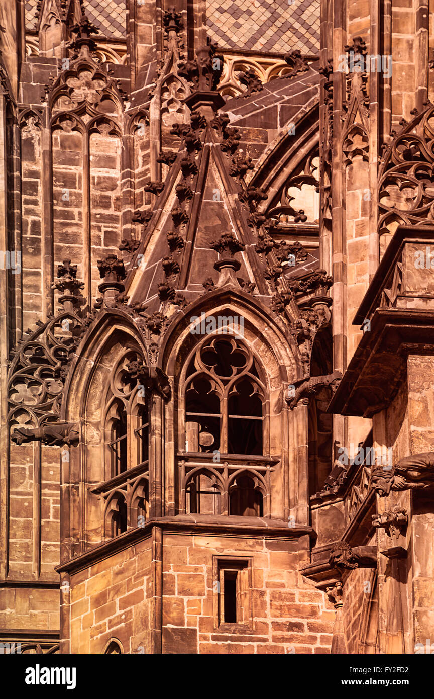 Detalle de la Catedral de San Vito en El Castillo de Praga Hradcany, imagen de estilo retro. Foto de stock