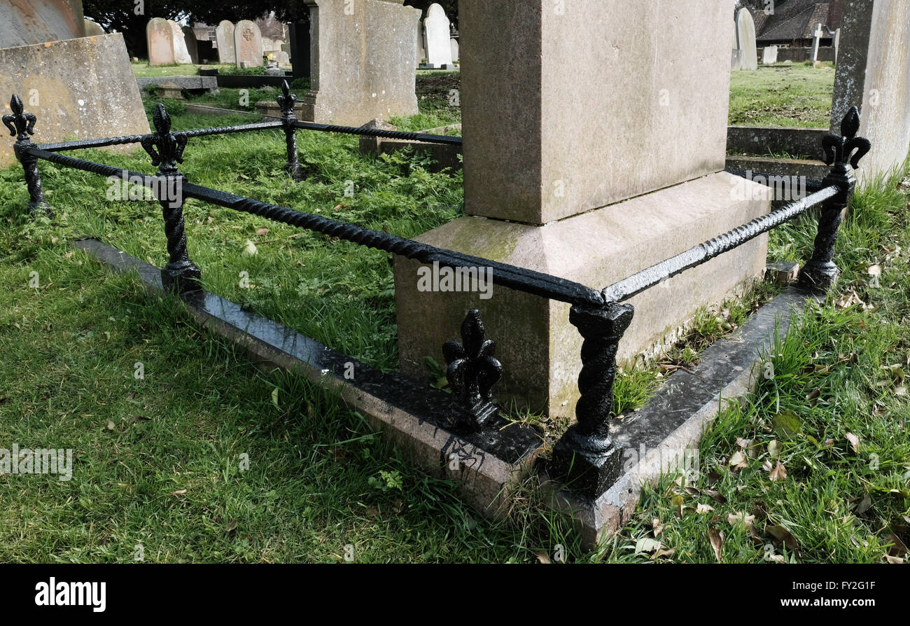 Tumbas y tumbas vistas en un famoso cementerio inglés Fotografía de